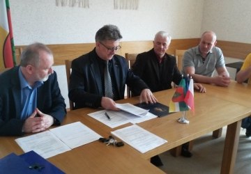 Wójt Stanisław Jurkowski podpisał umowę z wykonawcą robót przychodni zdrowia w Tylmanowej
