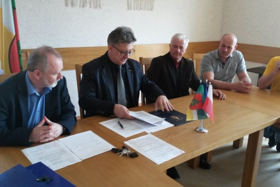 Wójt Stanisław Jurkowski podpisał umowę z wykonawcą robót przychodni zdrowia w Tylmanowej