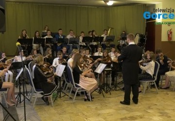 FILM: Koncert Orkiestry Symfonicznej Szkoły Muzycznej I stopnia w Łącku z okazji Dnia Mamy w Ochotnicy Dolnej