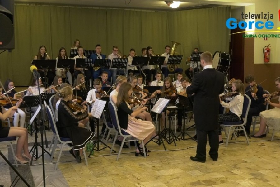 FILM: Koncert Orkiestry Symfonicznej Szkoły Muzycznej I stopnia w Łącku z okazji Dnia Mamy w Ochotnicy Dolnej