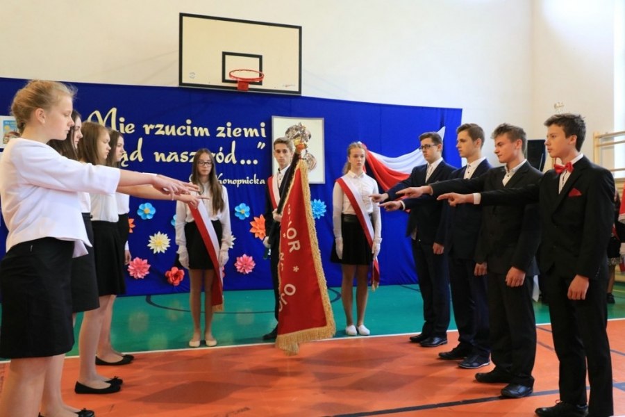 Święto Patrona Szkoły – nadanie Szkole Podstawowej im. Marii Konopnickiej w Ochotnicy Górnej sztandaru
