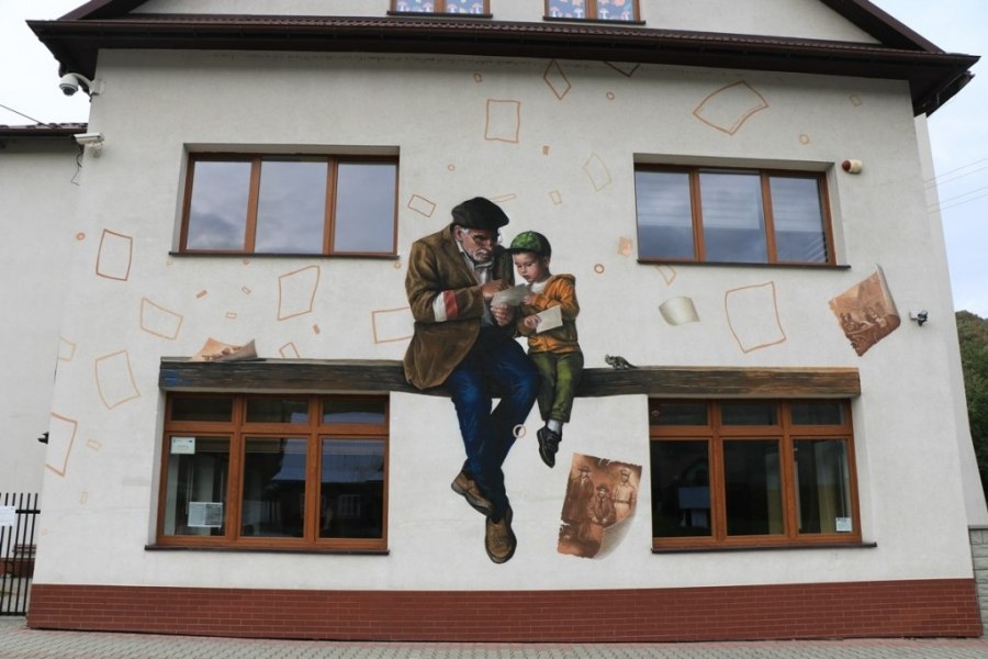 Mural historyczny na ścianie Szkoły Podstawowej im. Jana Pawła II w Ochotnicy Dolnej