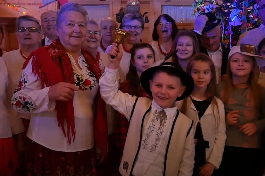 Świąteczny teledysk w wykonaniu dzieci  i seniorów z Ochotnicy i Tylmanowej