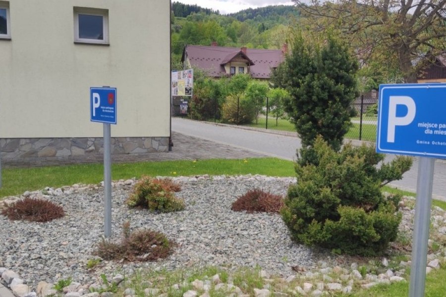 Miejsca parkingowe dla mieszkańców odwiedzających Urząd Gminy
