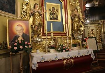 Relikwie błogosławionego kardynała Stefana Wyszyńskiego w parafii w Ochotnicy Dolnej