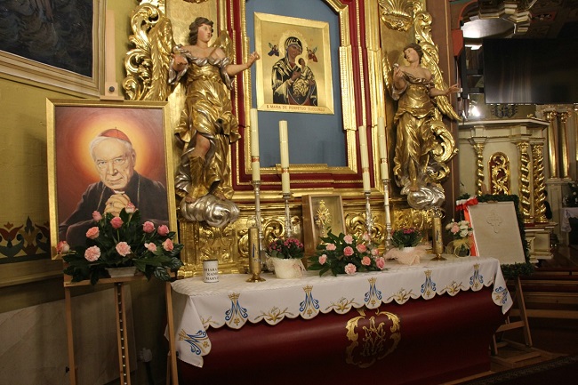 Relikwie błogosławionego kardynała Stefana Wyszyńskiego w parafii w Ochotnicy Dolnej